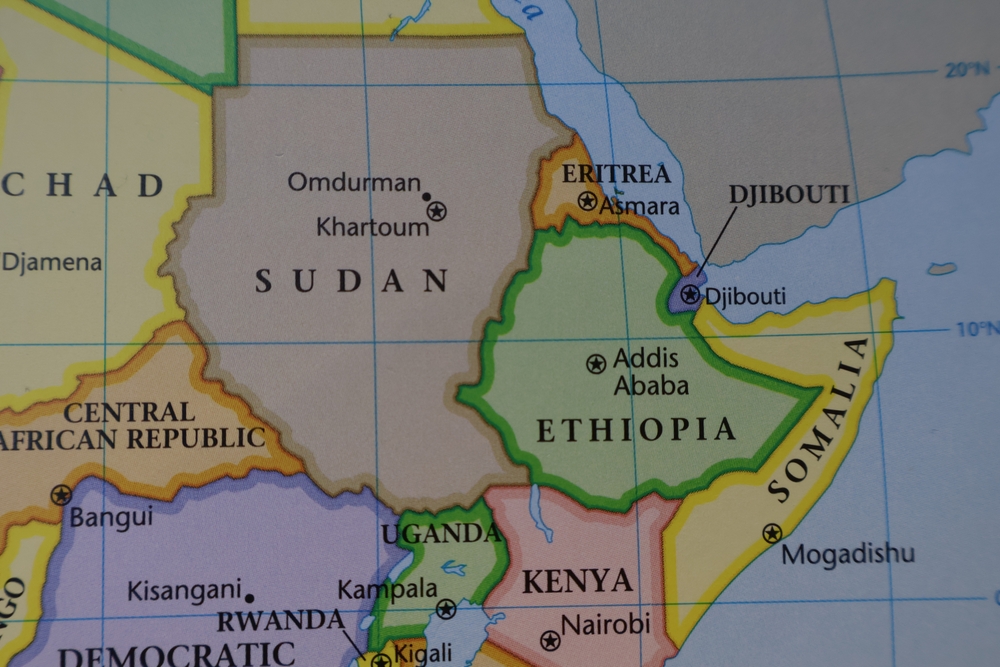 Vue stratégique du détroit de Bab el‑Mandeb et des infrastructures portuaires de Djibouti, illustrant son rôle central dans les routes maritimes mondiales et les rivalités de puissance.
