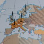 Vue de la centrale nucléaire de Zaporijia entourée d’infrastructures endommagées, illustrant la vulnérabilité de son alimentation électrique en zone de conflit.