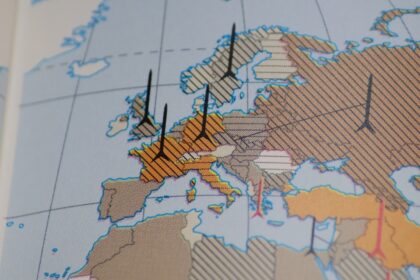 Vue de la centrale nucléaire de Zaporijia entourée d’infrastructures endommagées, illustrant la vulnérabilité de son alimentation électrique en zone de conflit.