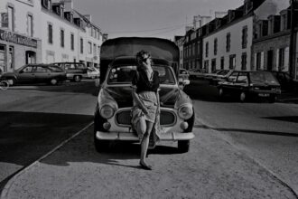 Illustration représentant la diversité culturelle en France, symbolisant les tensions et les enjeux liés au multiculturalisme dans la société contemporaine.