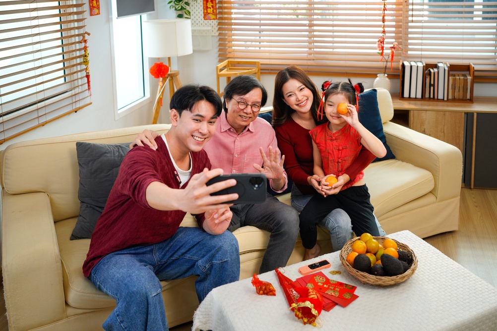 Photographie d’un village rural chinois marqué par le déséquilibre hommes‑femmes, illustrant la crise démographique et sociale issue de la politique de l’enfant unique.