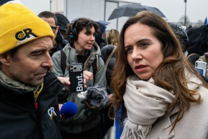 Analyse de la percée de Sarah Knafo dans la municipale Paris 2026, entre stratégie de visibilité, propositions sécuritaires et impact sur l’équilibre politique parisien.