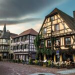 Analyse de la transformation des collectivités territoriales et des risques de voir les petites communes perdre leur autonomie et affaiblir la démocratie locale.