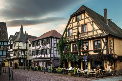 Analyse de la transformation des collectivités territoriales et des risques de voir les petites communes perdre leur autonomie et affaiblir la démocratie locale.