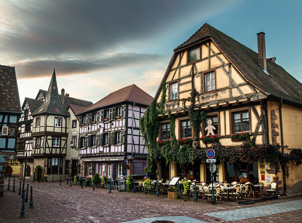 Analyse de la transformation des collectivités territoriales et des risques de voir les petites communes perdre leur autonomie et affaiblir la démocratie locale.