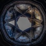 Exploration du Sceau de Salomon, symbole légendaire mêlant traditions juives, chrétiennes et islamiques, entre pouvoir magique, géométrie sacrée et héritage mystique.