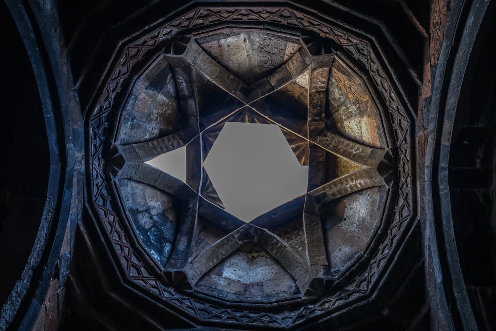 Exploration du Sceau de Salomon, symbole légendaire mêlant traditions juives, chrétiennes et islamiques, entre pouvoir magique, géométrie sacrée et héritage mystique.