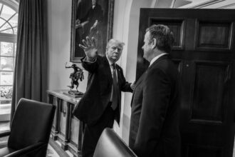 Donald Trump de nouveau confronté au spectre de l’impeachment, révélateur des tensions et des fragilités institutionnelles de la démocratie américaine.