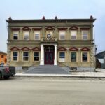 Illustration d’un bâtiment symbolisant les investissements immobiliers réalisés par des loges maçonniques en France.