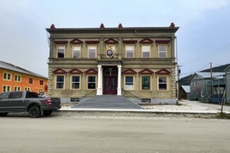 Illustration d’un bâtiment symbolisant les investissements immobiliers réalisés par des loges maçonniques en France.