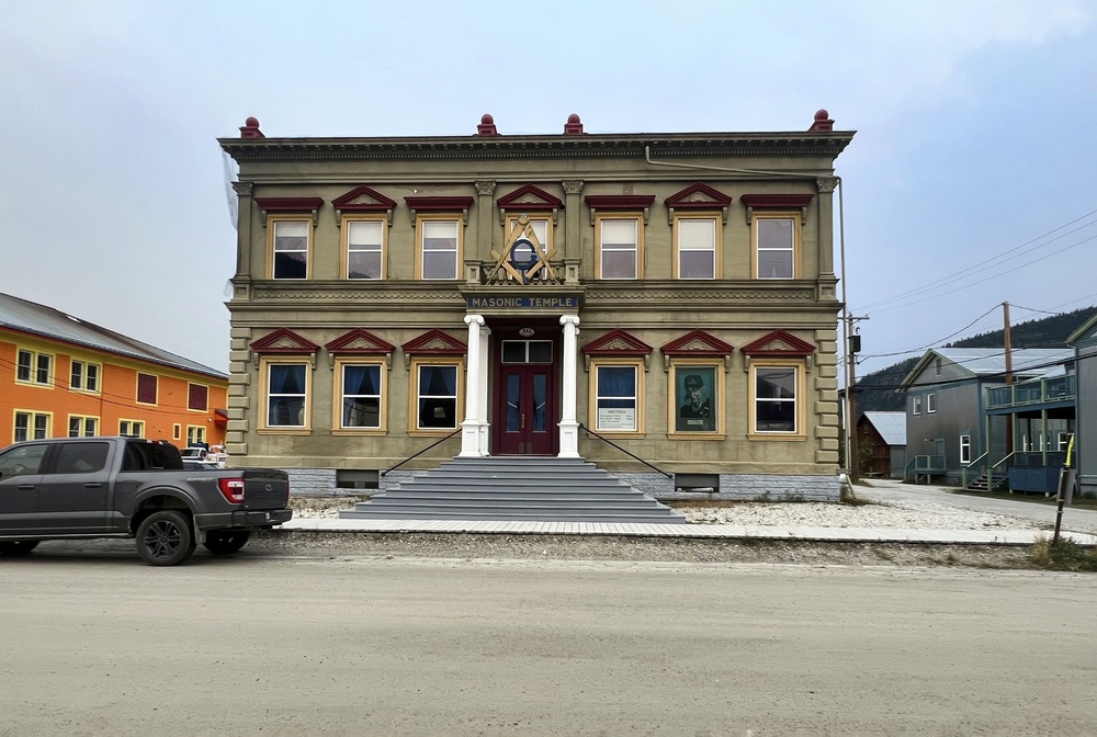 Illustration d’un bâtiment symbolisant les investissements immobiliers réalisés par des loges maçonniques en France.