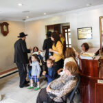 Portrait de Menachem Mendel Schneerson, le Rabbi de Loubavitch, figure majeure du judaïsme moderne et artisan d’un réseau mondial d’éducation et de diffusion de la Torah.