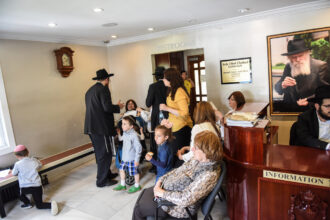Portrait de Menachem Mendel Schneerson, le Rabbi de Loubavitch, figure majeure du judaïsme moderne et artisan d’un réseau mondial d’éducation et de diffusion de la Torah.