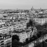 Graphique ou foule illustrant l’effondrement du PS et de LR et l’ascension du RN dans la recomposition politique française.