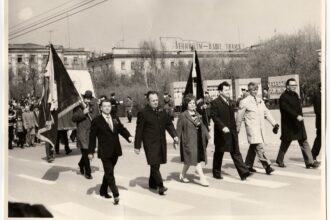 Illustration conceptuelle représentant la tension entre l’idéologie du travail et le principe de laïcité, symbolisant deux visions concurrentes de la valeur humaine.