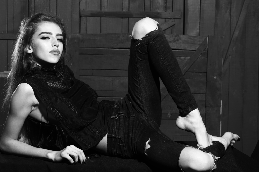 Le jean français symbolise le renouveau du made in France, entre savoir‑faire, mode durable et souveraineté textile. Une renaissance qui redéfinit l’industrie.