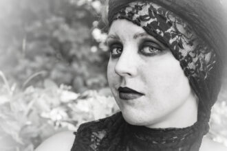 Analyse du rôle de Maria de Naglowska dans l’Europe ésotérique des années 1930, entre mystique inversée, quête métaphysique et retour des imaginaires occultes.