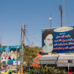 Portrait d’Ali Khamenei, Guide suprême de l’Iran, photographié lors d’un discours officiel à Téhéran en 2026.