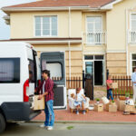 Illustration montrant des cartons de déménagement, des documents administratifs et un déménageur professionnel, symbolisant les obligations légales du secteur en France.