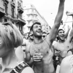 Silhouette d’un citoyen face à un bâtiment institutionnel plongé dans l’ombre, symbolisant l’érosion progressive des libertés individuelles.