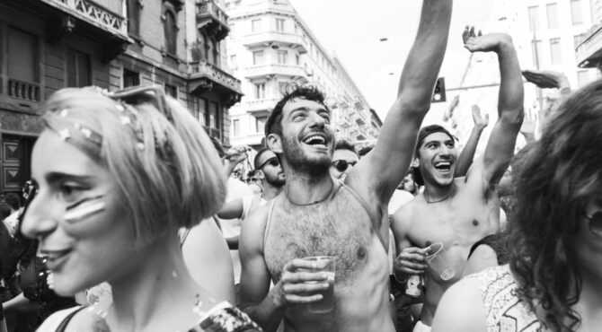 Silhouette d’un citoyen face à un bâtiment institutionnel plongé dans l’ombre, symbolisant l’érosion progressive des libertés individuelles.