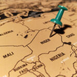 La crise de l’uranium au Niger et l’échec du coup d’État au Bénin ouvrent une opportunité stratégique pour le retour des États‑Unis dans le Sahel.