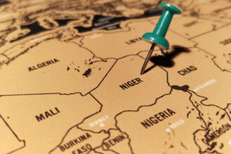 La crise de l’uranium au Niger et l’échec du coup d’État au Bénin ouvrent une opportunité stratégique pour le retour des États‑Unis dans le Sahel.