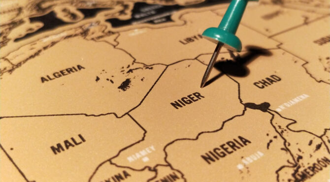 La crise de l’uranium au Niger et l’échec du coup d’État au Bénin ouvrent une opportunité stratégique pour le retour des États‑Unis dans le Sahel.