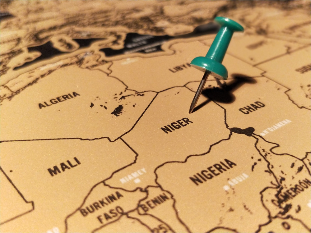 La crise de l’uranium au Niger et l’échec du coup d’État au Bénin ouvrent une opportunité stratégique pour le retour des États‑Unis dans le Sahel.