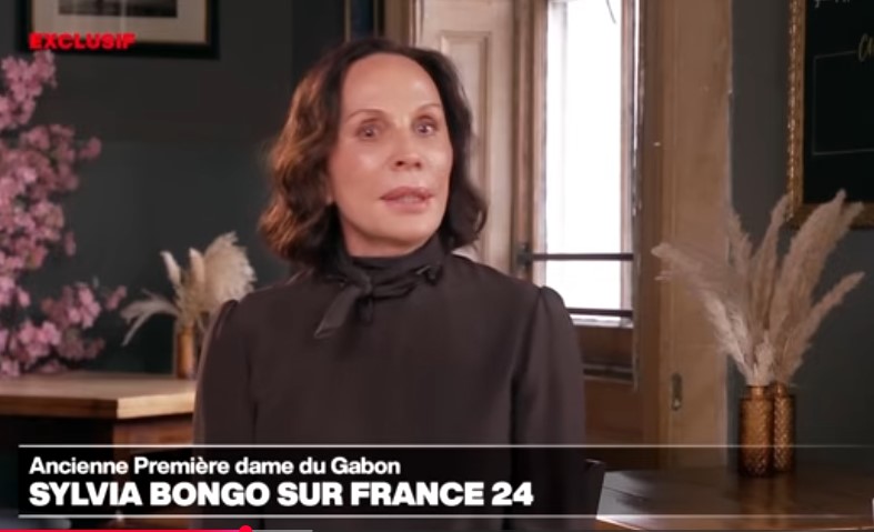 Portrait institutionnel de Sylvia Bongo ou image illustrant la transition politique au Gabon, symbolisant les enjeux de justice, de droits humains et d’État de droit.
