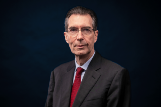 Illustration représentant l’État, ses services publics et les défis liés aux pénuries, à la dette et à l’efficience administrative.