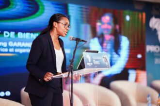 Manying Garandeau intervenant lors des PROCOM 2026 à Libreville, au Gabon, devant un public de professionnels et de représentants institutionnels.
