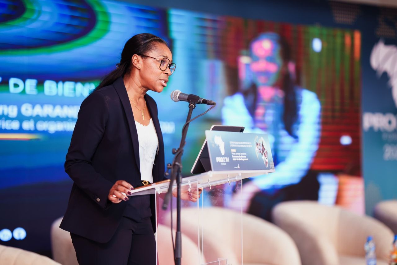 Manying Garandeau intervenant lors des PROCOM 2026 à Libreville, au Gabon, devant un public de professionnels et de représentants institutionnels.