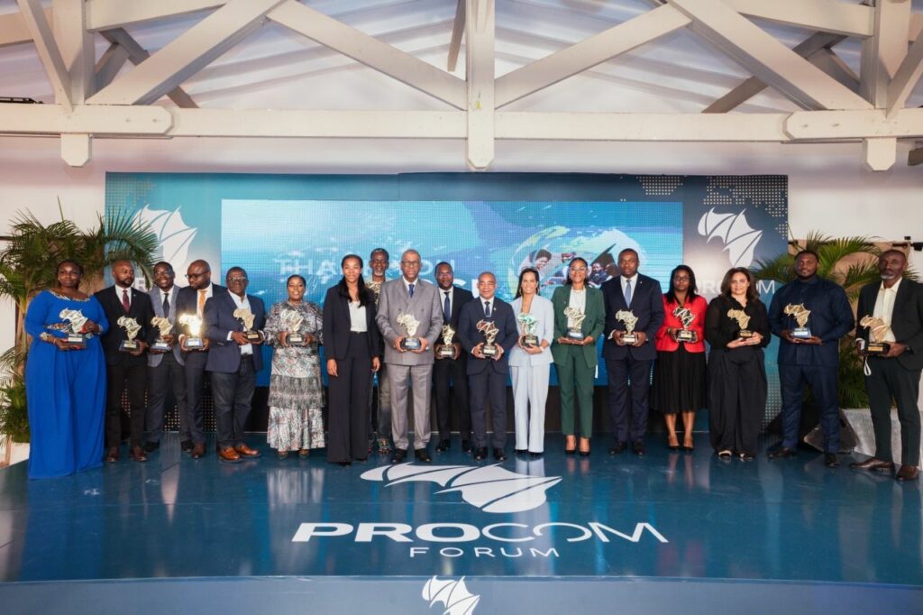 Manying Garandeau intervenant lors des PROCOM 2026 à Libreville, au Gabon, devant un public de professionnels et de représentants institutionnels.