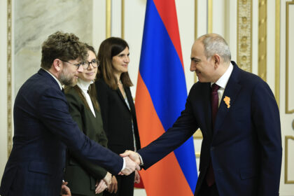 Rencontre officielle à Erevan entre Nikol Pasinyan, Alice Rufo et Aurore Bergé pour renforcer la coopération bilatérale entre l’Arménie et la France.
