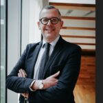 Portrait de Benoît Chervalier, expert des dynamiques économiques et géopolitiques africaines, auteur et enseignant à l’ESSEC