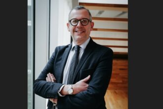 Portrait de Benoît Chervalier, expert des dynamiques économiques et géopolitiques africaines, auteur et enseignant à l’ESSEC