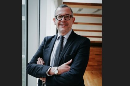 Portrait de Benoît Chervalier, expert des dynamiques économiques et géopolitiques africaines, auteur et enseignant à l’ESSEC