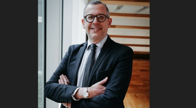 Portrait de Benoît Chervalier, expert des dynamiques économiques et géopolitiques africaines, auteur et enseignant à l’ESSEC