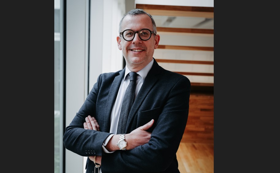 Portrait de Benoît Chervalier, expert des dynamiques économiques et géopolitiques africaines, auteur et enseignant à l’ESSEC