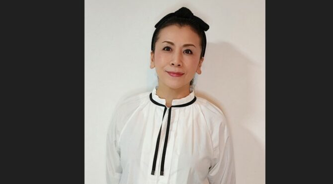 Photo de Yuria Ito, conseillère en nutrition dentaire préventive, qui promeut une approche globale de la santé bucco‑dentaire dès avant la naissance.