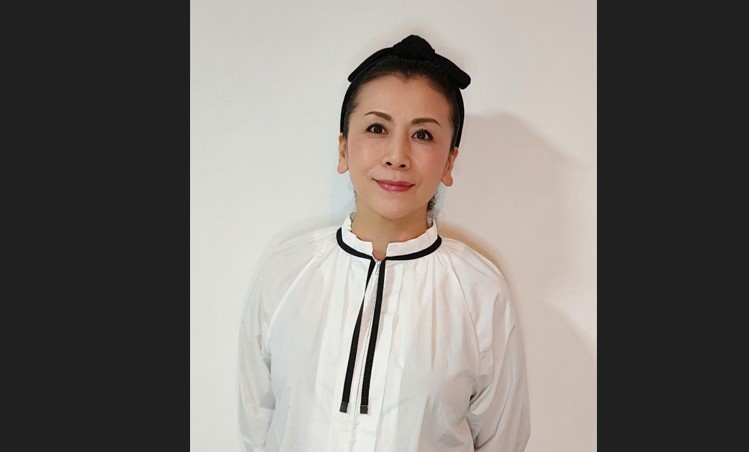 Photo de Yuria Ito, conseillère en nutrition dentaire préventive, qui promeut une approche globale de la santé bucco‑dentaire dès avant la naissance.