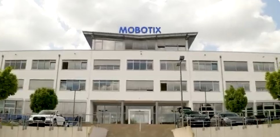 Vue du siège MOBOTIX à Langmeil, illustrant la visite virtuelle Company Tour et les innovations en vidéosurveillance intelligente.