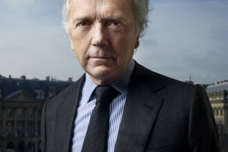 Portrait d’Edouard Carmignac accompagné d’un graphique illustrant l’impact de la crise iranienne sur les marchés financiers et l’énergie.