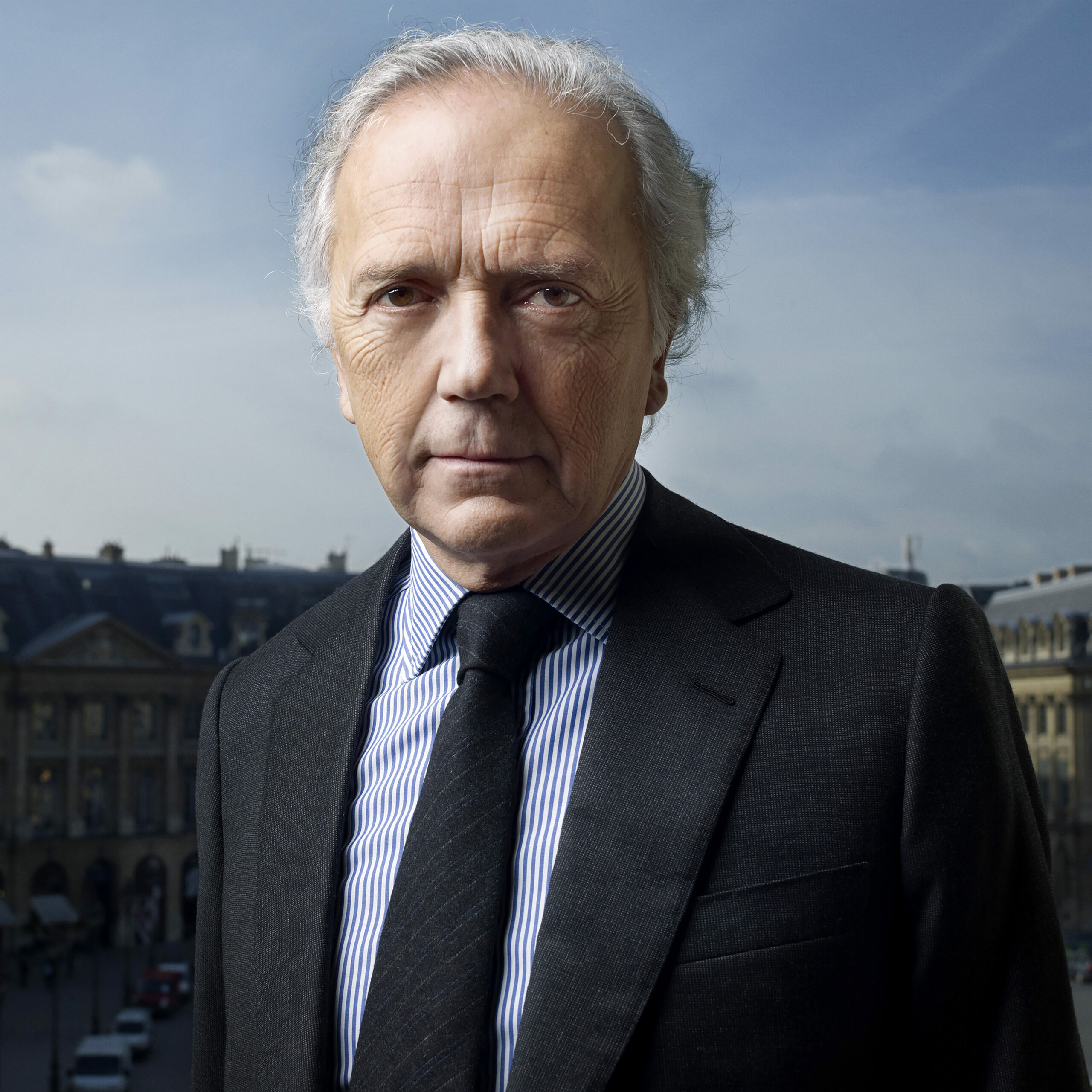 Portrait d’Edouard Carmignac accompagné d’un graphique illustrant l’impact de la crise iranienne sur les marchés financiers et l’énergie.