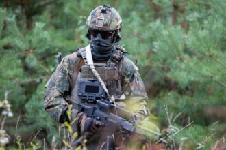 Équipement IdZ‑ES de Rheinmetall destiné aux soldats allemands, incluant systèmes numériques, protections, capteurs et connexion au réseau D‑LBO.