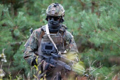 Équipement IdZ‑ES de Rheinmetall destiné aux soldats allemands, incluant systèmes numériques, protections, capteurs et connexion au réseau D‑LBO.