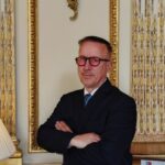 Portrait de Richard Faure, entrepreneur français reconnu en Europe pour son expertise dans les stores et parasols de luxe.