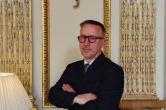 Portrait de Richard Faure, entrepreneur français reconnu en Europe pour son expertise dans les stores et parasols de luxe.