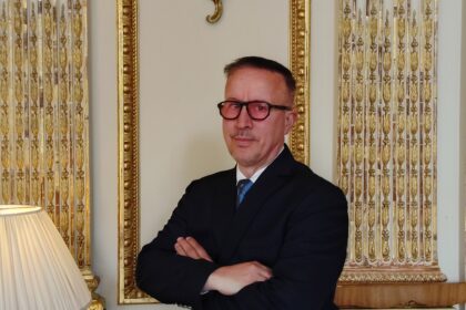 Portrait de Richard Faure, entrepreneur français reconnu en Europe pour son expertise dans les stores et parasols de luxe.